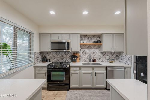 163-3402 N 32nd St, Phoenix, AZ, 85018-5611 | Card Image