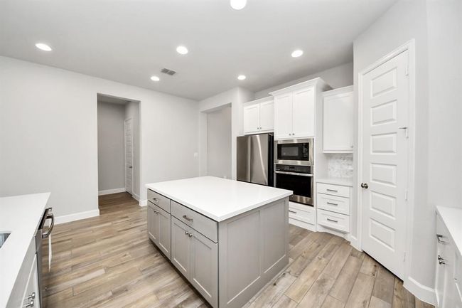 12310 Grassy Bend Dr, House other with 3 bedrooms, 2 bathrooms and 2 parking in Mont Belvieu TX | Image 6