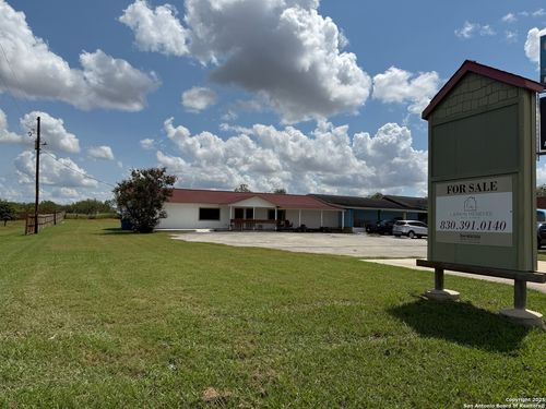 1920 10th St, Floresville, TX, 78114-2770 | Card Image