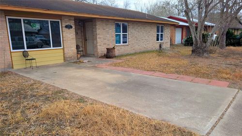 1301 Glendale Dr, Beeville, TX, 78102-4253 | Card Image