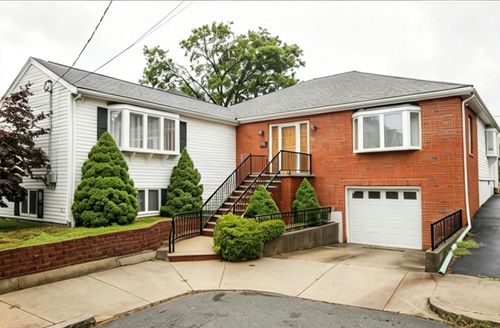 52 Clarendon St, Malden, MA, 02148-7614 | Card Image