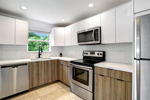 a-3661 Ne 11th Ave, Oakland Park, FL, 33334-2909 | Card Image