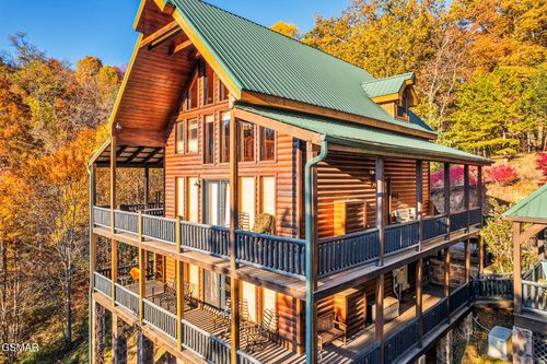 2607 Sunset Cir, Sevierville, TN, 37862-7946 | Card Image
