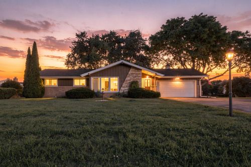 3735 San Fernando Dr, Brookfield, WI, 53045-1928 | Card Image