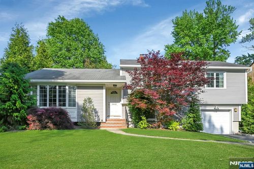 34 Eastbrook Dr, River Edge, NJ, 07661-1004 | Card Image