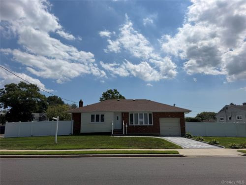266 Central Park Roads, Oyster Bay, NY, 11803 | Card Image
