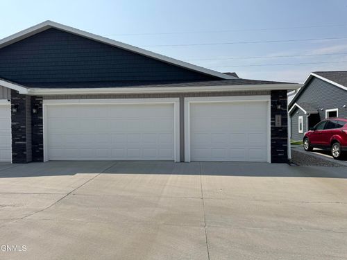 109 Kenner Loop, Bismarck, ND, 58504-7334 | Card Image