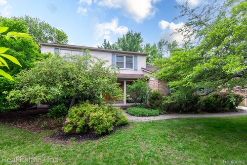 6011 Walker Dr, Troy, MI, 48085-1344 | Card Image