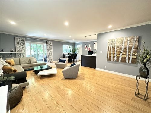 204-6720 Hillpark Dr, Los Angeles, CA, 90068-2166 | Card Image