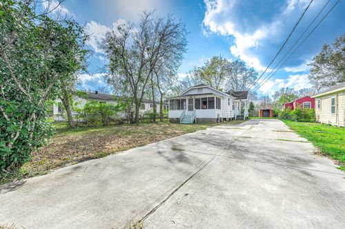 2012 Avenue F, Dickinson, TX, 77539-3504 | Card Image