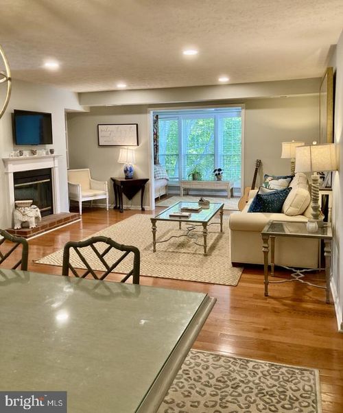 10087 Oakton Terrace Rd, OAKTON, VA, 22124-2943 | Card Image