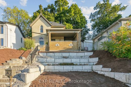 132 Queen St W, Cambridge, ON, N3C1G3 | Card Image