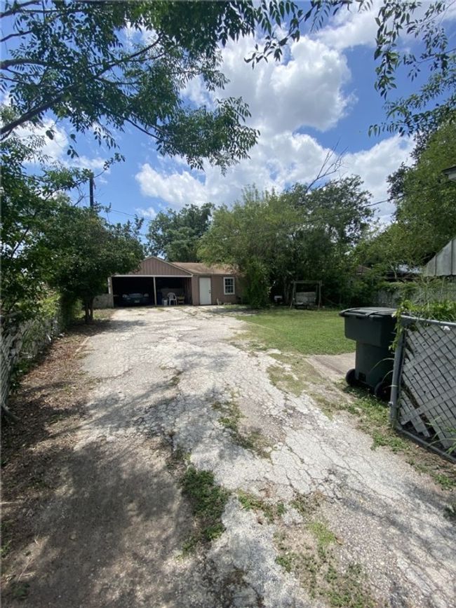 1040 E 5 Th St, House other with 2 bedrooms, 1 bathrooms and 4 parking in Alice TX | Image 9