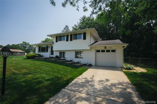 4580 Chadsworth St, Commerce Twp, MI, 48382-3802 | Card Image