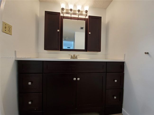 APT-608 - 2625 Collins Ave, Condo with 2 bedrooms, 2 bathrooms and null parking in Miami Beach FL | Image 5