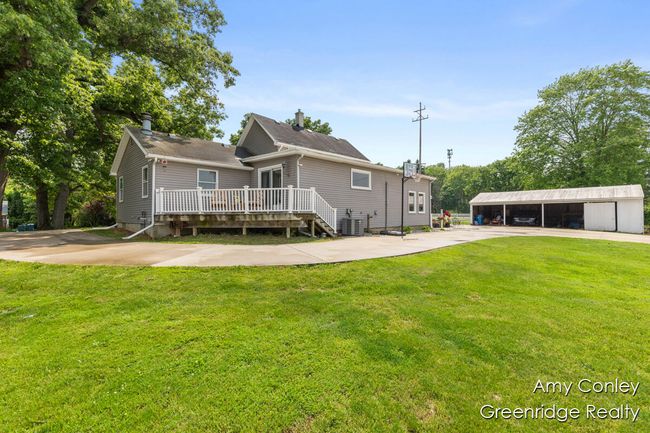 BACK DECK - 3+ STALL GARAGE - PAVED CIRCLE DRIVEWAY | Image 7