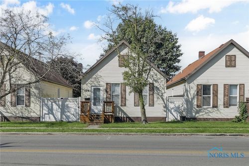 121 N Main St, Walbridge, OH, 43465-1012 | Card Image