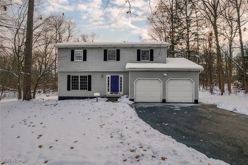 9201 Old Meadow Dr, Chagrin Falls, OH, 44023-1652 | Card Image