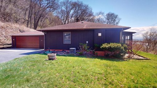 W670 State Road 35, Fountain City, WI, 54629-7213 | Card Image