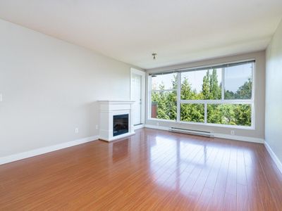 324 - 12085 228 St, Condo with 2 bedrooms, 2 bathrooms and 2 parking in Maple Ridge BC | Image 2