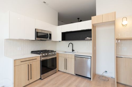 204-2042 W Irving Park Rd, Chicago, IL, 60618-3910 | Card Image