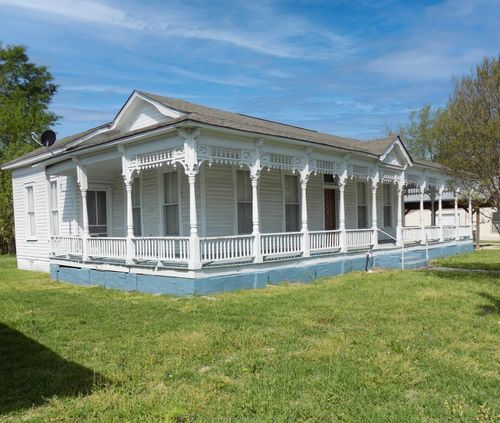 404 S La Salle St, Navasota, TX, 77868-3852 | Card Image