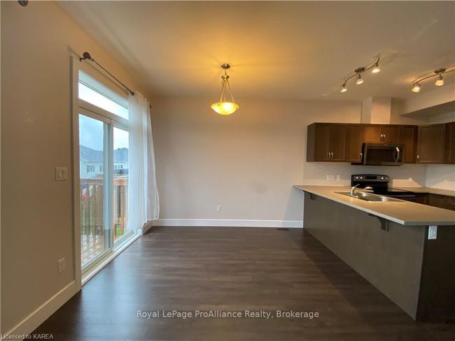 201 Pratt Dr, House attached with 3 bedrooms, 2 bathrooms and 3 parking in Amherstview ON | Image 13