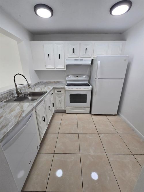 306-486 Nw 165th Street Rd, Miami, FL, 33169-6462 | Card Image