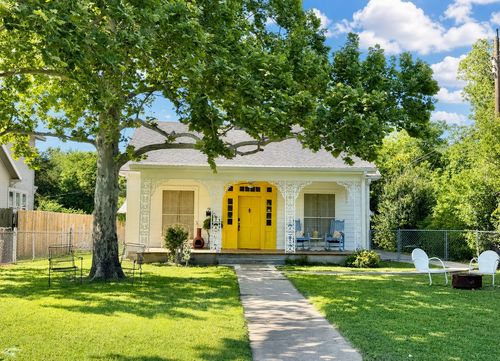 706 W 11th St, Taylor, TX, 76574-2616 | Card Image