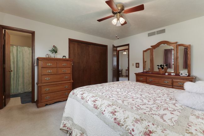 34 Pembrook Cir, House other with 3 bedrooms, 2 bathrooms and 2 parking in Bloomington IL | Image 17
