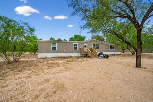 106 County Road 2672, Devine, TX, 78016-5272 | Card Image