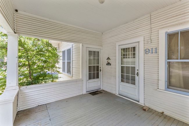 911 N Avenue C, House other with 3 bedrooms, 2 bathrooms and null parking in Elgin TX | Image 4