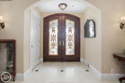 583 Lake Shore Rd, Grosse Pointe Shores, MI, 48236-2631 | Card Image