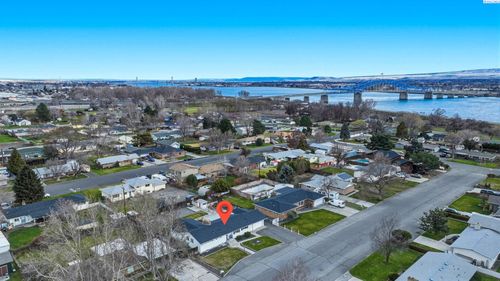 425 Road 37, Pasco, WA, 99301-3133 | Card Image