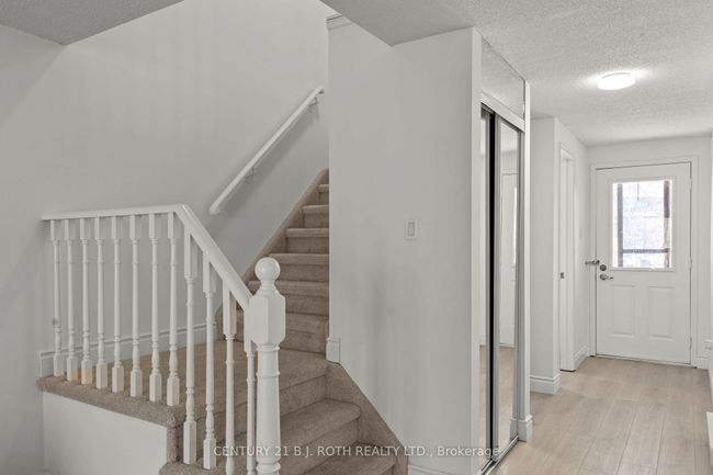 9 Evergreen Crt, Condo with 3 bedrooms, 3 bathrooms and 1 parking in Barrie ON | Image 4