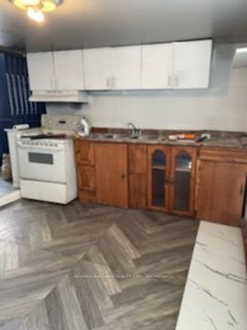 4541 Crysler Ave, Niagara Falls, ON, L2E3V5 | Card Image