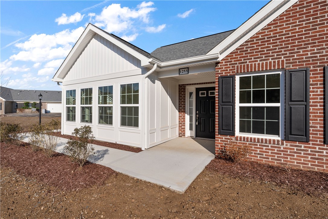 1253 Sandy Ridge Drive, For Sale in Buffalo Twp But Zoocasa