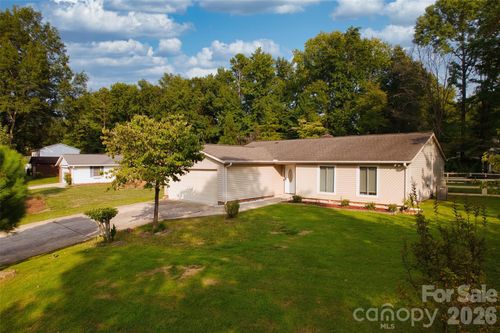 524 Regency Dr, Charlotte, NC, 28211-5415 | Card Image