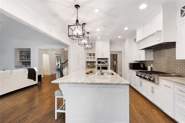 10635 N Edgewater Pl, House other with 5 bedrooms, 6 bathrooms and 5 parking in Johns Creek GA | Image 16