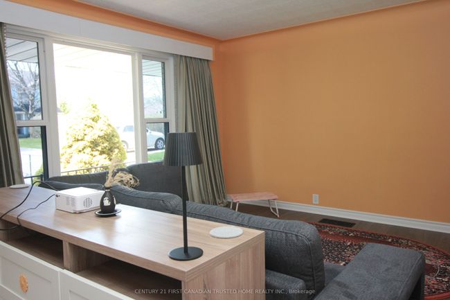 2294 Gore St, House other with 4 bedrooms, 2 bathrooms and 4 parking in Mount Brydges ON | Image 5