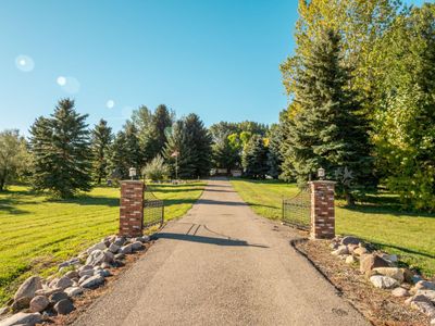 231077 Township Road 100 A, House detached with 5 bedrooms, 2 bathrooms and null parking in Coalhurst AB | Image 1