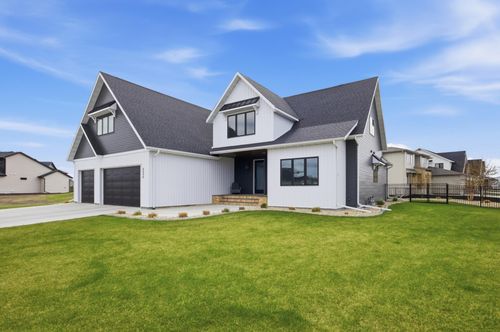 6090 Wildflower Dr S, Fargo, ND, 58104-4515 | Card Image