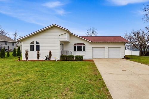 1095 E Main St, Robins, IA, 52328-9746 | Card Image