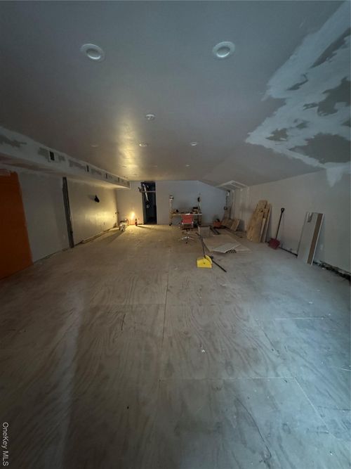 39 Dock St, Yonkers, NY, 10701-2733 | Card Image