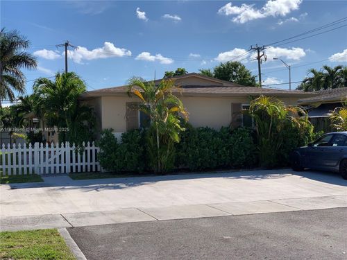 80 W 20th St, Hialeah, FL, 33010-2610 | Card Image