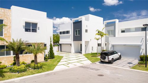 10381 Nw 67th Ter, Doral, FL, 33178-4614 | Card Image