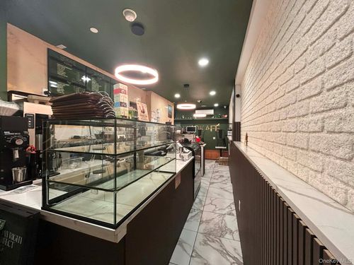 1059 Manhattan Ave, Brooklyn, NY, 11222-6252 | Card Image