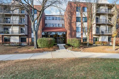 302 - 3050 Pheasant Creek Drive, Condo with 3 bedrooms, 2 bathrooms and 1 parking in Northbrook IL | Image 2