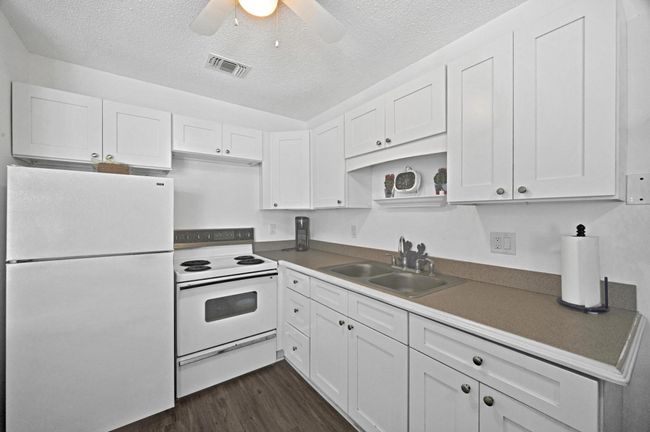 9 - 2929 Se Ocean Blvd, Condo with 2 bedrooms, 2 bathrooms and null parking in Stuart FL | Image 4