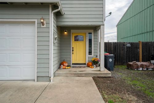 887 Silver Fox Dr, Central Point, OR, 97502-3502 | Card Image